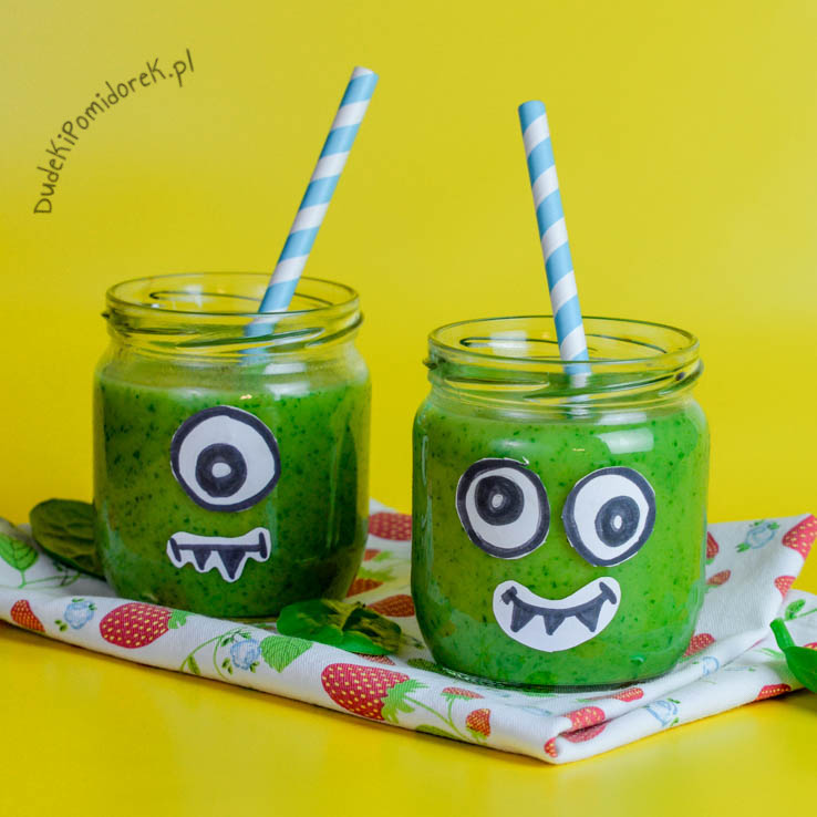 Zielony koktajl w zabawnych słoiczkach potworkach